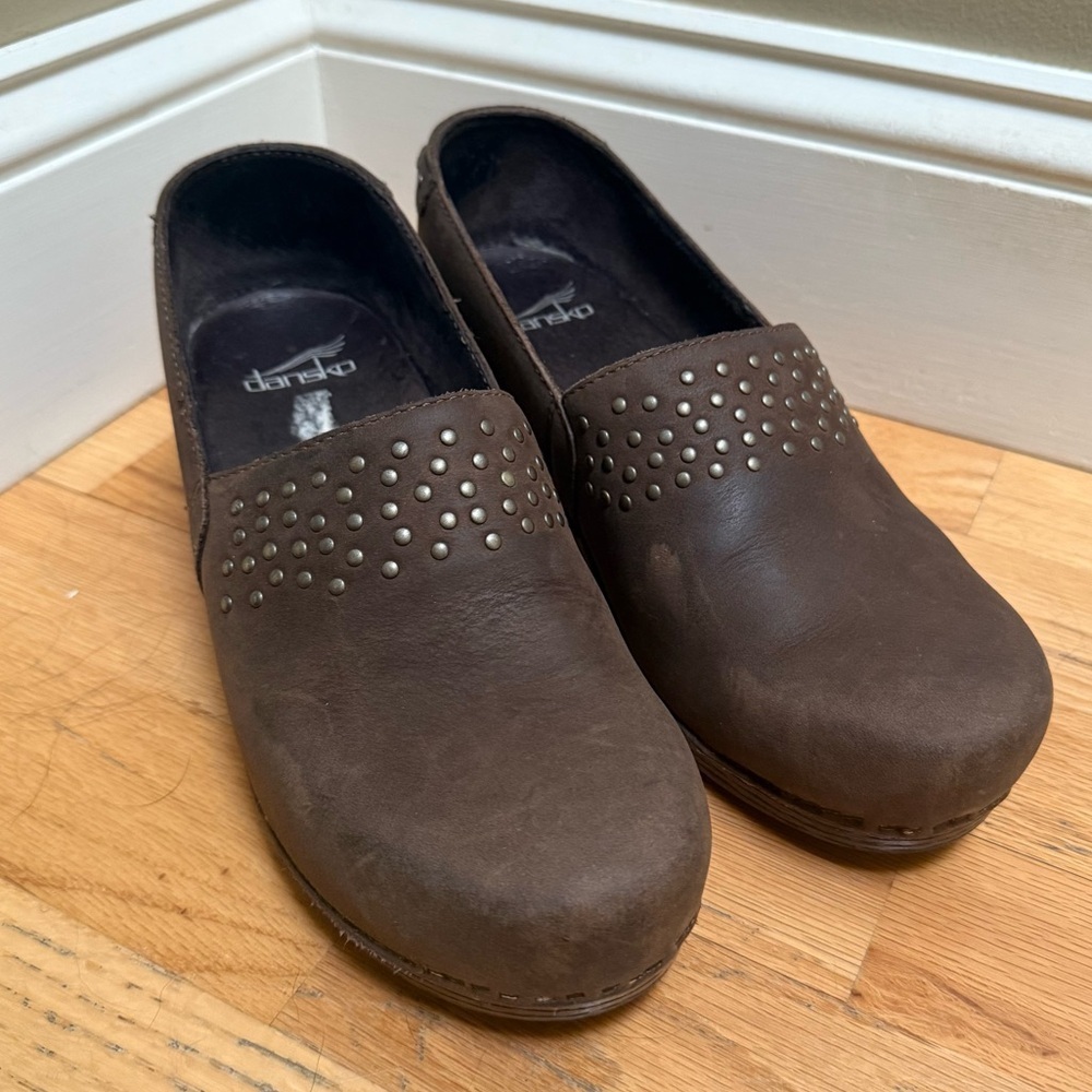 Dansko Mavis Brown Nubuck‎ Leather Studded Slip On Clogs Shoes Size 39 US 9